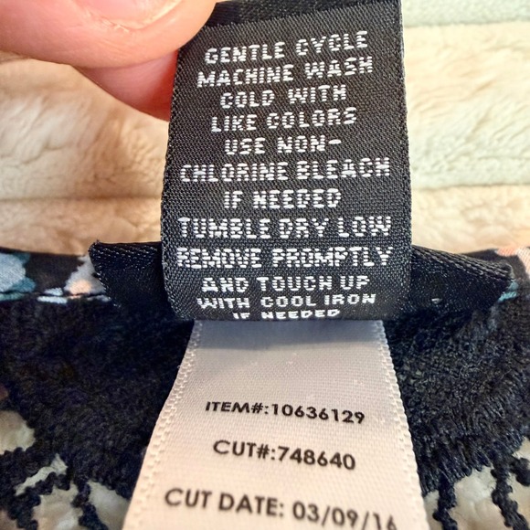 Torrid Floral Crochet Lace Tank Top Navy Pink Blue Sleeveless Blouse Size 0 - Picture 6 of 7